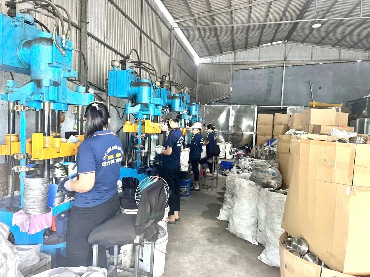LTP工厂的工人正在操作机器